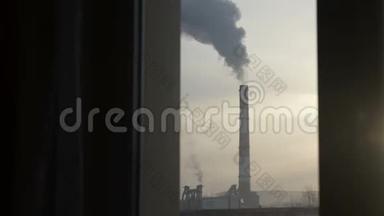 烟囱冒烟的城管。窗外的景色